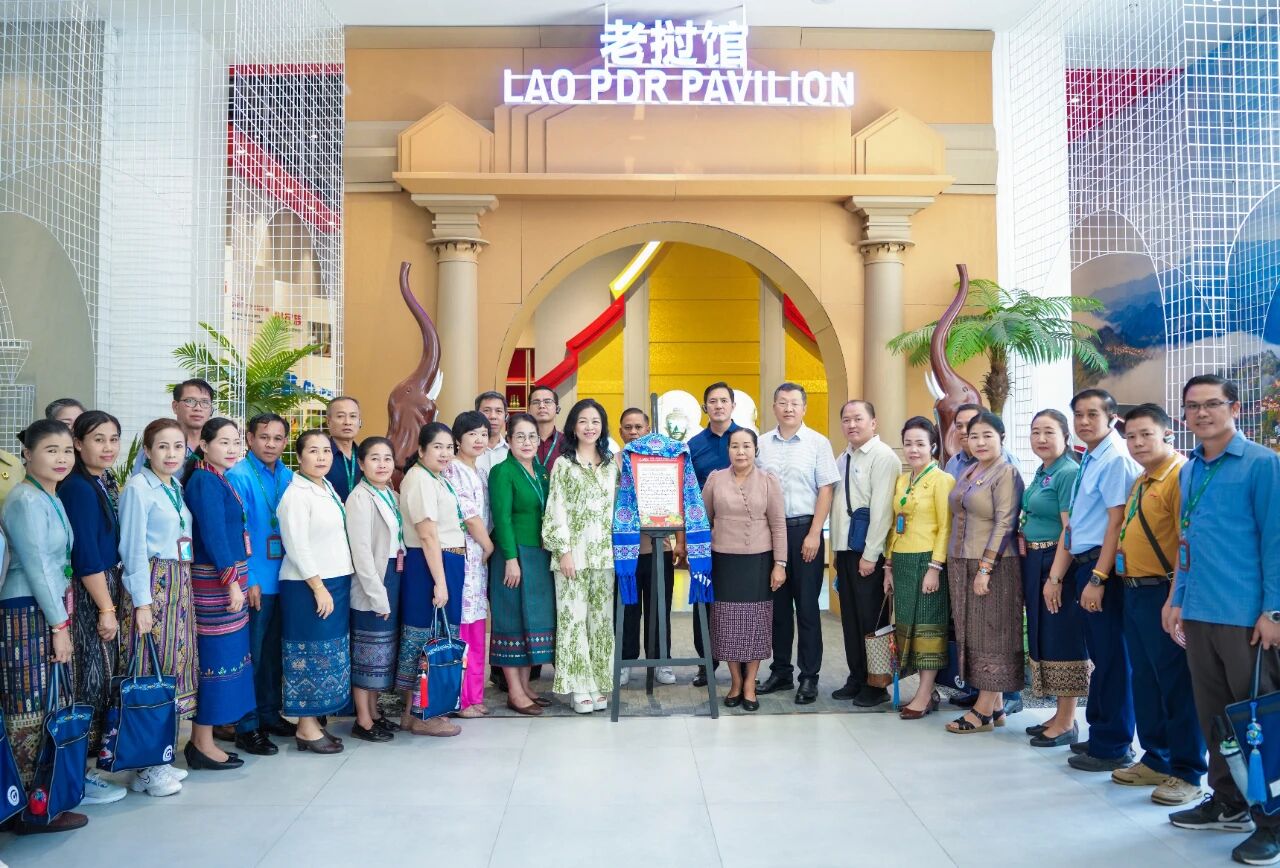 老撾建國(guó)陣線(xiàn)中央副主席、紀(jì)委書(shū)記希帕占&middot;南塔馮薩率團(tuán)到中新物流園、匯聚中心參觀(guān)考察
